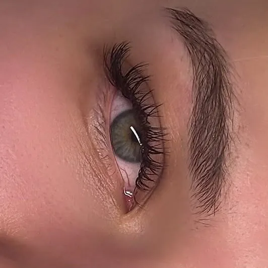Slapjā efekta skropstas otrai acij